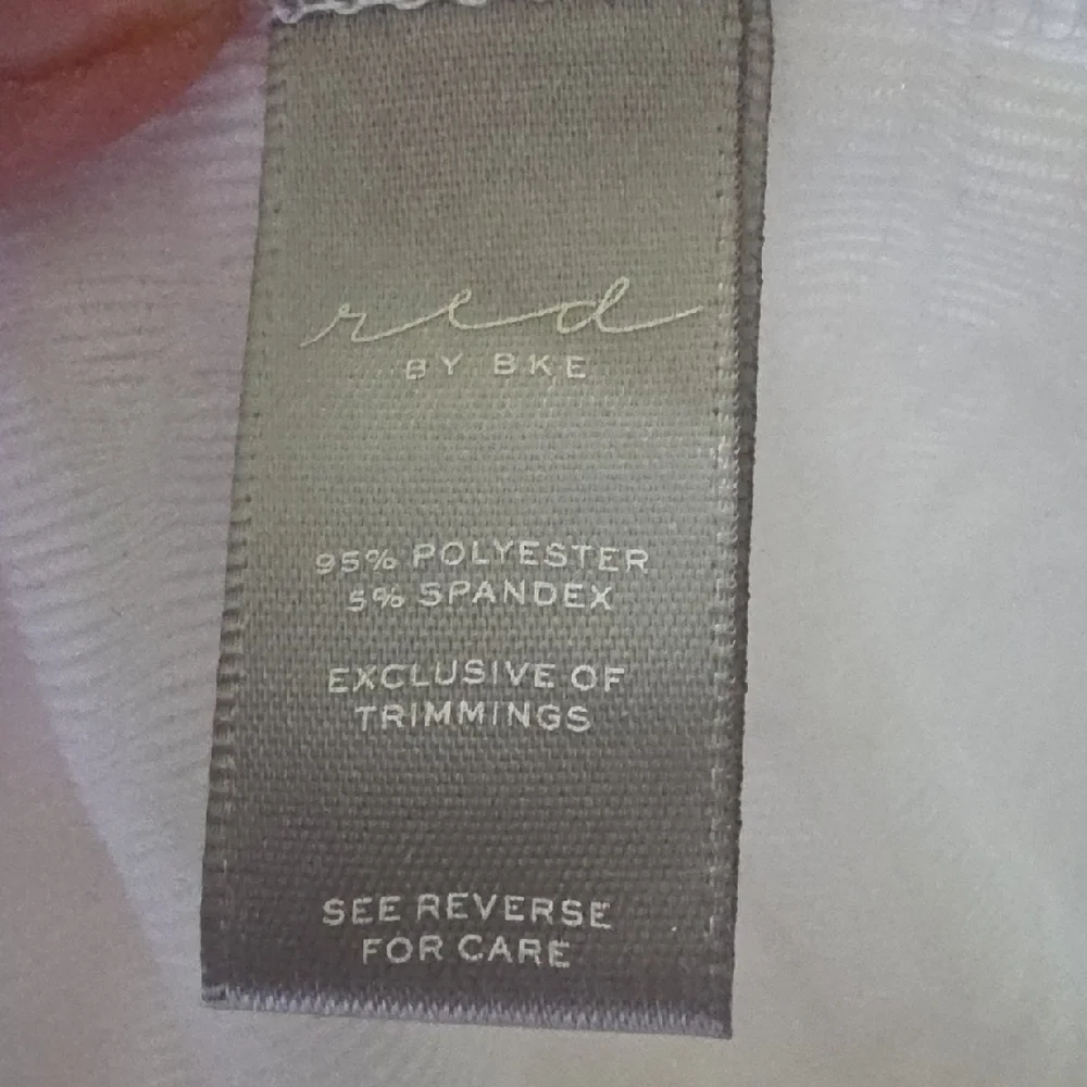 red By BKE Women's White Textured Sleeveless Keyhole Top. Size Large